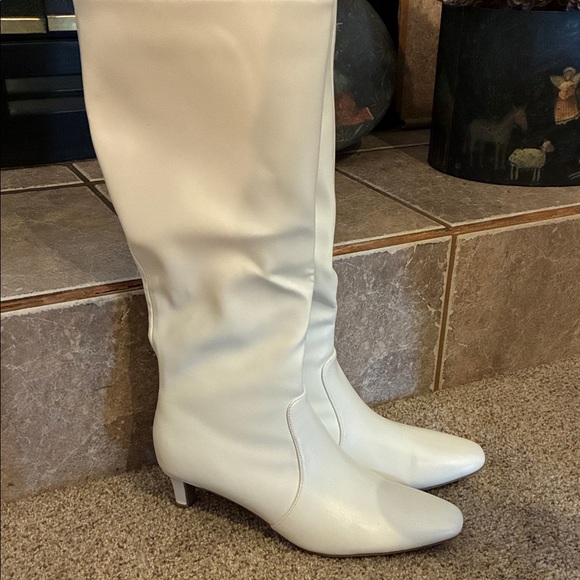 un Shoes - Chic White Kitten-Heeled Boots